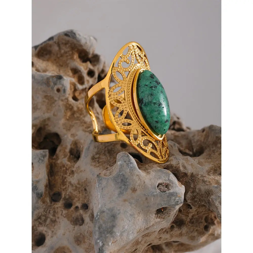 Bague Rubis, trois pierres. Trouver son bonheur extrême. Passion