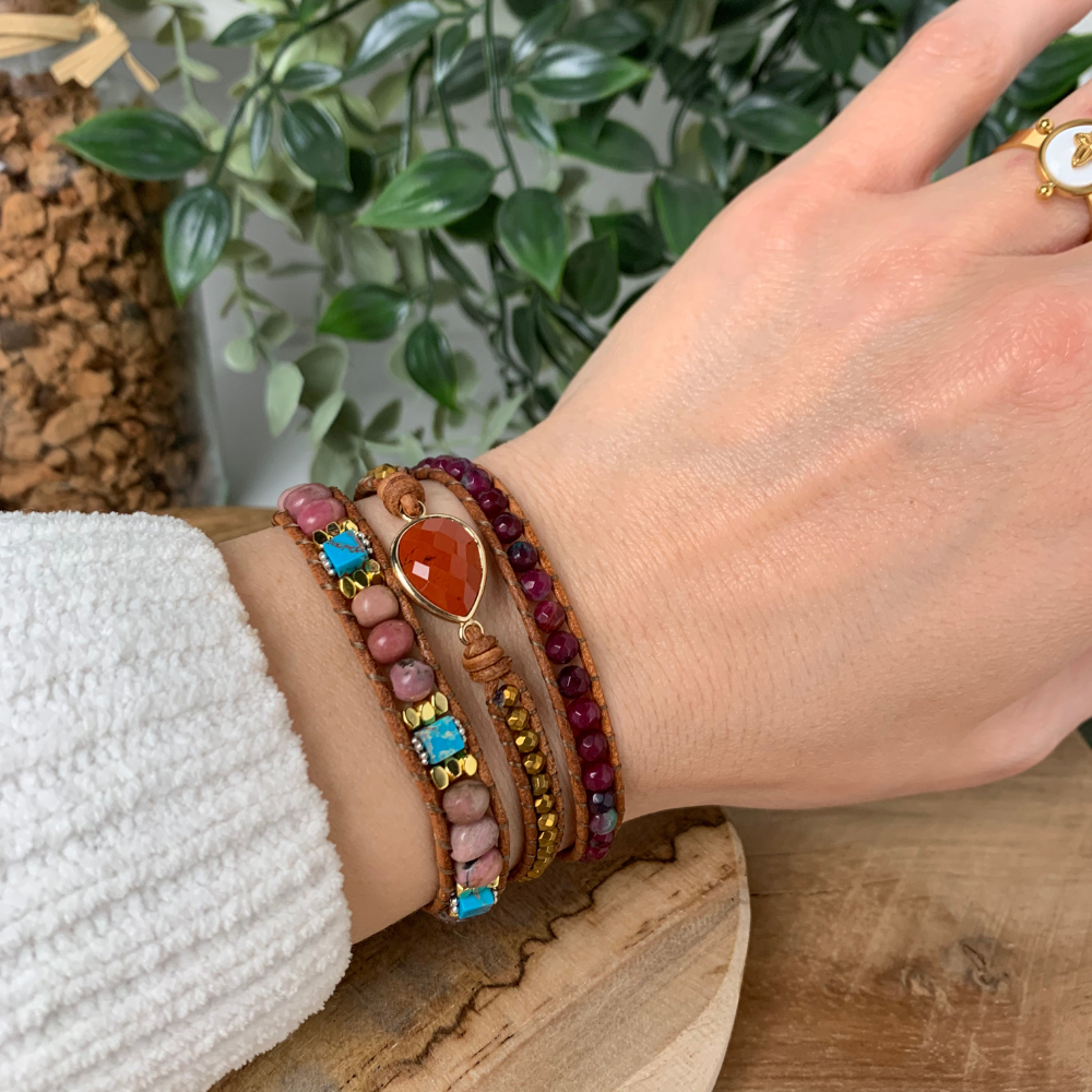 Bracelet doré avec pierres naturelles et perles